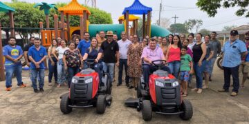 Cláudia de Jesus faz entrega de tratoritos em Teixeirópolis