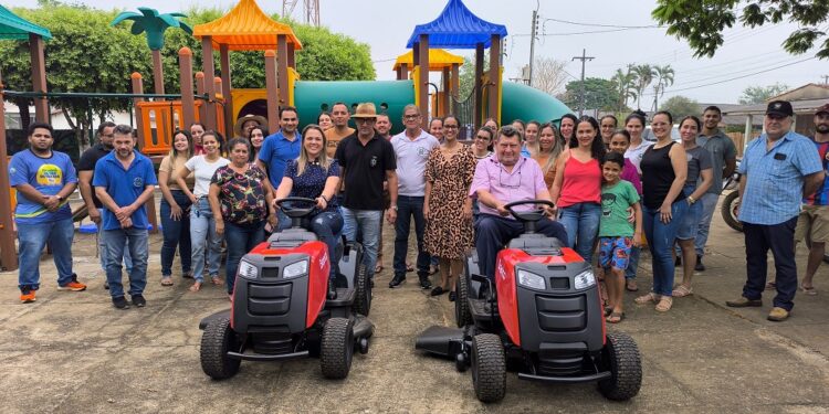 Cláudia de Jesus faz entrega de tratoritos em Teixeirópolis