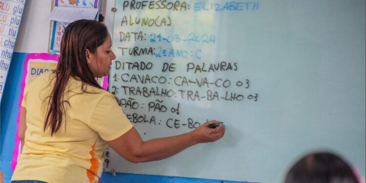 Cláudia de Jesus requer informações sobre carreiras de cuidadores e professores especializados