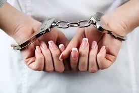 MULHER SUSPEITA DE AUTORIA DE HOMICIDIO É PRESA PELA POLÍCIA MILITAR EM CHUPINGUAIA