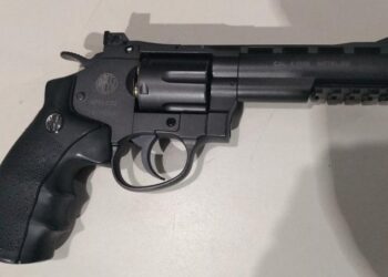 Homem embriagado é preso após ameaçar policial com simulacro de arma de fogo