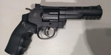 Homem embriagado é preso após ameaçar policial com simulacro de arma de fogo