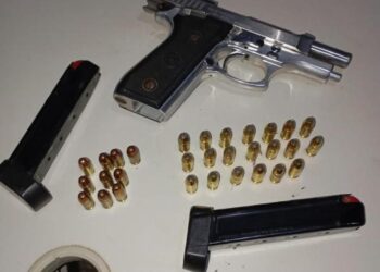 Abordagem policial resulta em apreensão de arma de fogo e cumprimento de mandado de prisão