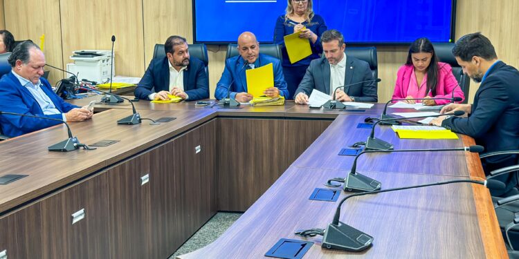 CCJR discute projeto sobre servidores readaptados na Educação