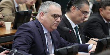 Comissão de Constituição e Justiça aprova proposta sobre impeachment de ministro do STF que usurpe poder do Congresso