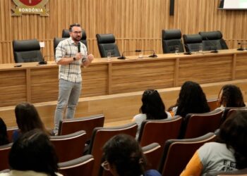 MPRO realiza palestra sobre dilemas ambientais contemporâneos para grupo de estudantes
