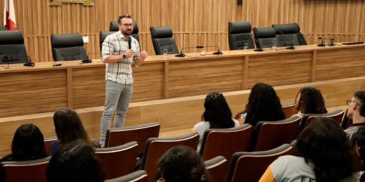 MPRO realiza palestra sobre dilemas ambientais contemporâneos para grupo de estudantes
