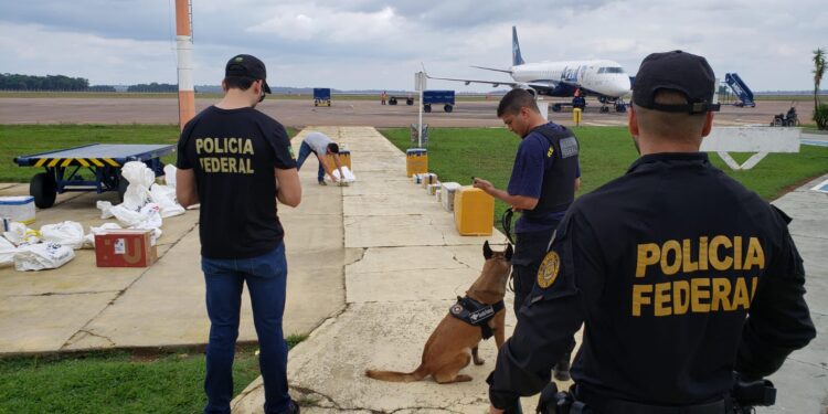 Polícia Federal e Receita Federal realizam ação conjunta de combate ao tráfico interestadual de drogas no aeroporto de Vilhena/RO