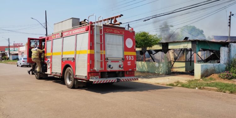 Ponto comercial é consumido pelo o fogo