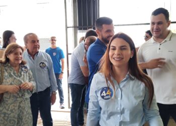 ELEIÇÕES 2024: Candidata Mariana Carvalho chega para vota na escola Brasília – Veja o vídeo