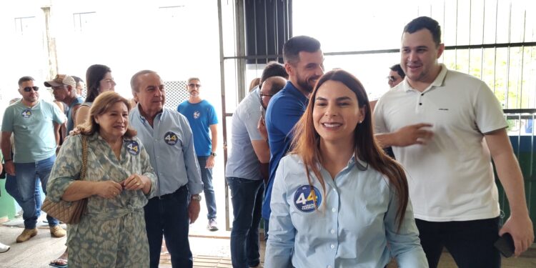 ELEIÇÕES 2024: Candidata Mariana Carvalho chega para vota na escola Brasília – Veja o vídeo