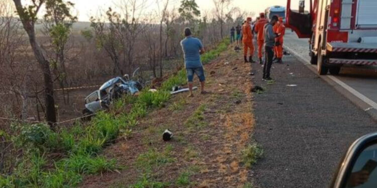 Tragédia na BR-364: Acidente entre ônibus e carro deixa dois mortos e vários feridos
