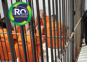 Detentos são conduzidos a central de polícia com droga