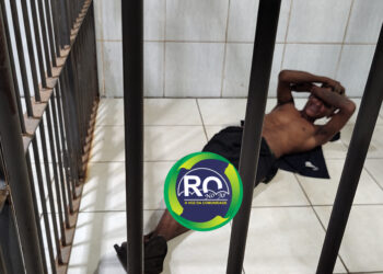 Suspeito descansa na central de polícia após ser preso ao tentar roubar um bicicleta
