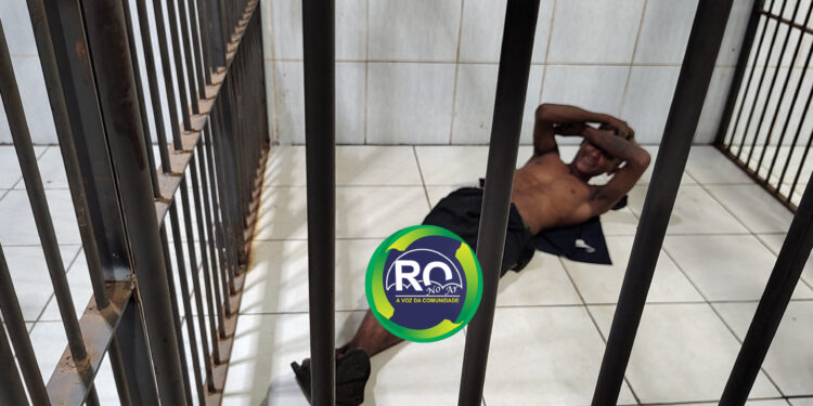 Suspeito descansa na central de polícia após ser preso ao tentar roubar um bicicleta