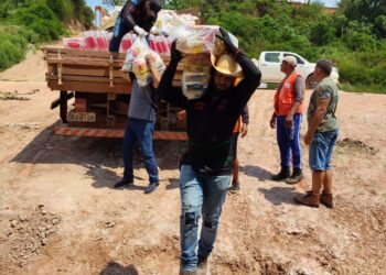 Dez comunidades do baixo Madeira recebem água e cestas básicas; cronograma segue até novembro