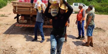 Dez comunidades do baixo Madeira recebem água e cestas básicas; cronograma segue até novembro