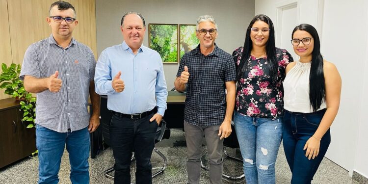 Pedro Fernandes recebe prefeito e vice-prefeito eleitos de Rio Crespo e reafirma compromisso com o Município