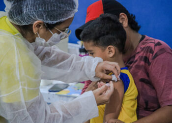 Vacina de gotinha contra a poliomielite será substituída por dose injetável, anuncia Ministério da Saúde