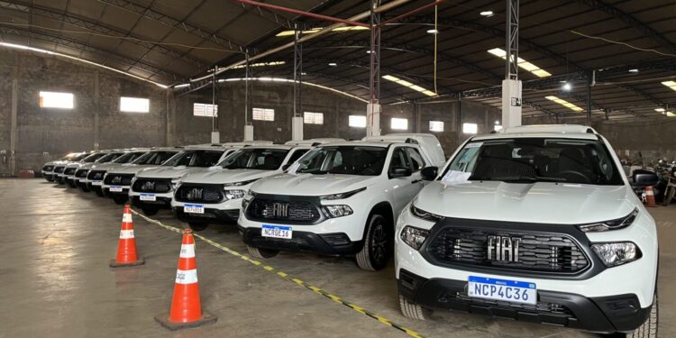 Governo de RO realiza entrega de 45 novas caminhonetes para o Departamento de Trânsito