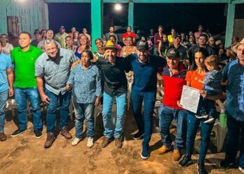 Nim Barroso entrega implementos agrícolas à Associação dos Produtores
