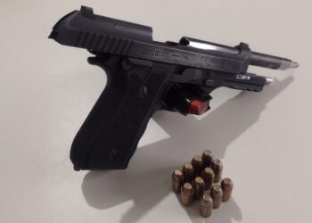 POLÍCIA MILITAR APREENDE ARMA DE USO RESTRITO E PRENDE SUSPEITO DURANTE ABORDAGEM