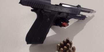 POLÍCIA MILITAR APREENDE ARMA DE USO RESTRITO E PRENDE SUSPEITO DURANTE ABORDAGEM