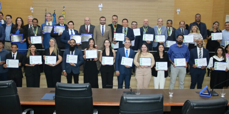 Em solenidade na ALERO, deputado Ribeiro entrega homenagem aos profissionais de Administração