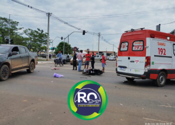 Colisão entre moto e carro deixa uma mulher ferida