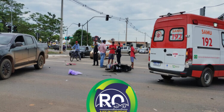 Colisão entre moto e carro deixa uma mulher ferida