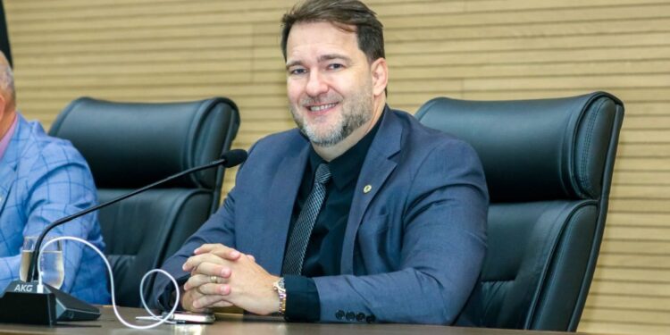 Deputado Alex Redano destina R$ 300 mil em emendas para aquisição de Implanon em três municípios