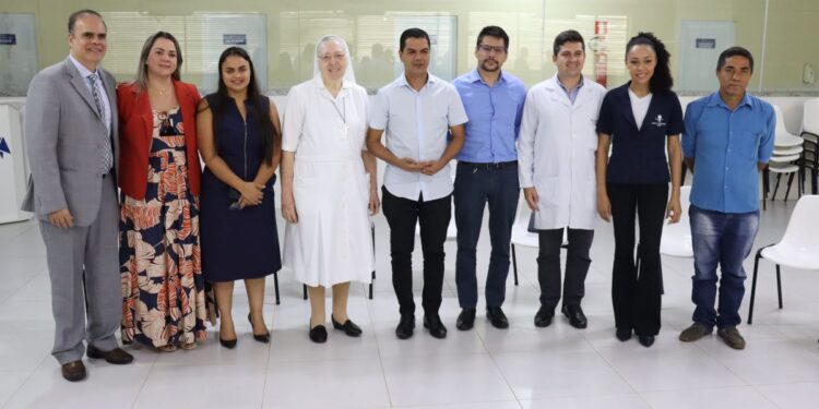 Governo e Hospital Santa Marcelina firmam convênio após articulação de Cláudia de Jesus