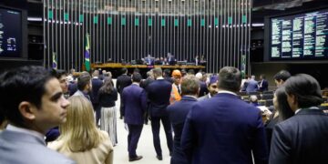 Proposta de redução da jornada de trabalho e fim da escala 6×1 gera debates no Plenário da Câmara