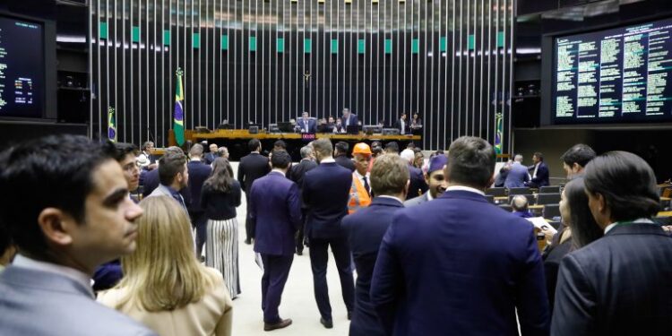 Proposta de redução da jornada de trabalho e fim da escala 6×1 gera debates no Plenário da Câmara