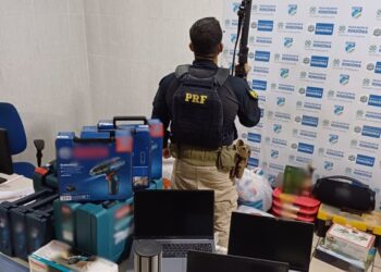 PRF intercepta veículo e prende grupo suspeito de furto qualificado em Ji-Paraná/RO
