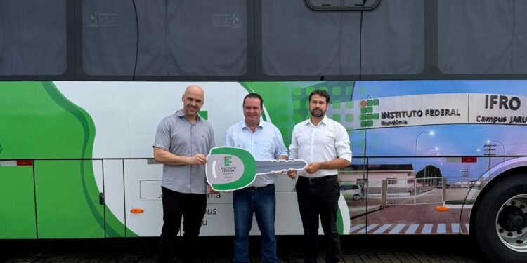 IFRO de Jaru recebe ônibus de R$ 700 mil viabilizado com emenda de Luís do Hospital