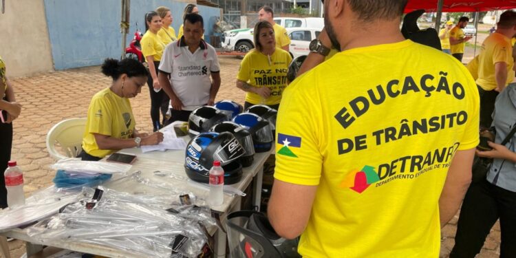 Ação do Detran-RO promove troca de capacetes para motociclistas e reforça compromisso de trânsito seguro