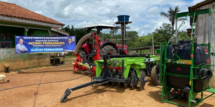 Pedro Fernandes entrega implementos agrícolas para fortalecer a produção rural em Cujubim