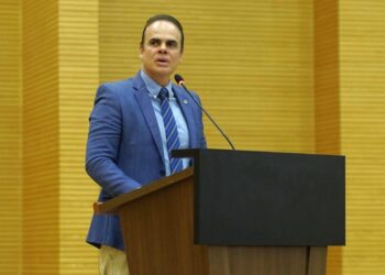 Deputado Alan Queiroz defende projeto que proíbe vacinação obrigatória contra Covid-19 para crianças de 0 a 5 anos