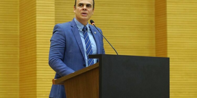 Deputado Alan Queiroz defende projeto que proíbe vacinação obrigatória contra Covid-19 para crianças de 0 a 5 anos