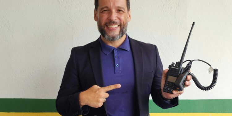 Deputado Camargo entrega 23 rádios comunicadores para a Polícia Militar de Ariquemes