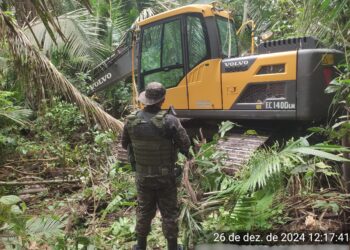 Polícia Ambiental Identifica Desmatamento Ilegal e Apreende Escavadeira em Cacaulândia!