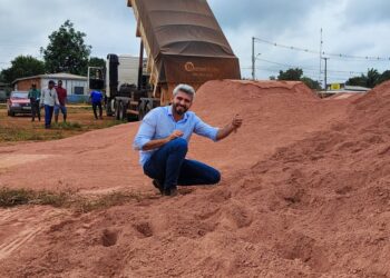 Machadinho do Oeste recebe 29 carretas com calcário para produtores rurais com apoio do deputado Ezequiel Neiva