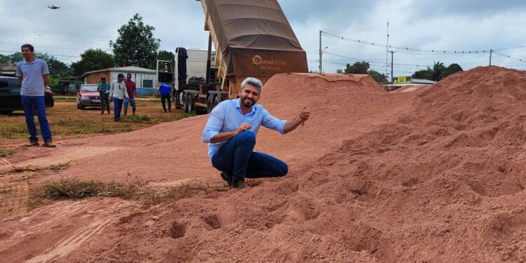 Machadinho do Oeste recebe 29 carretas com calcário para produtores rurais com apoio do deputado Ezequiel Neiva