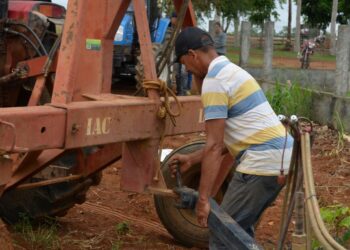 Agricultura familiar da RO-133 é fortalecida com grade niveladora com emenda de Ezequiel Neiva
