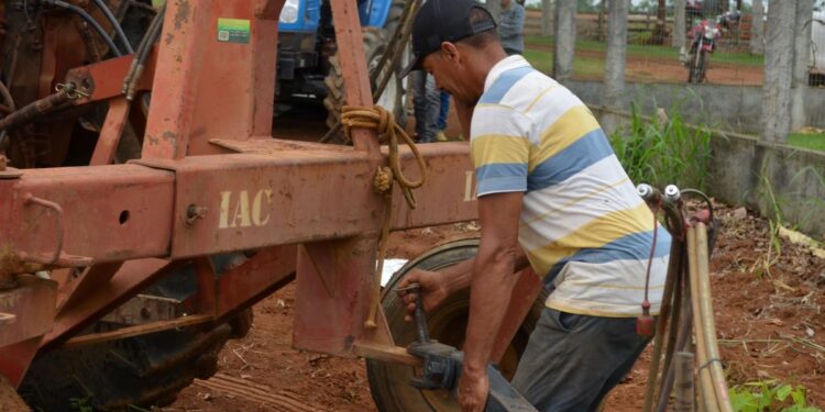 Agricultura familiar da RO-133 é fortalecida com grade niveladora com emenda de Ezequiel Neiva