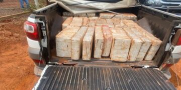 PF e BPFron apreendem veículo com 450 kg de maconha em Mamborê/PR