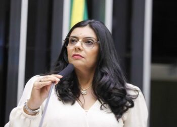 Comissão aprova projeto que exige dos planos municipais punição para quem joga lixo na rua