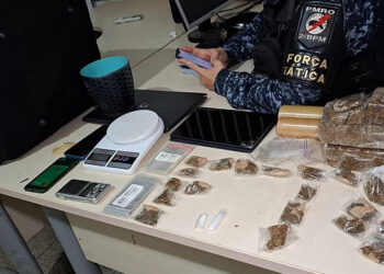 JI-PARANÁ – POLÍCIA MILITAR APREENDE DROGAS E DESARTICULA PONTO DE TRÁFICO PRÓXIMO A UMA ESCOLA