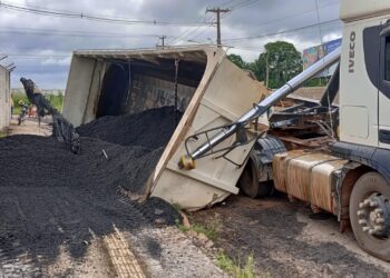 Carreta tomba em via pública